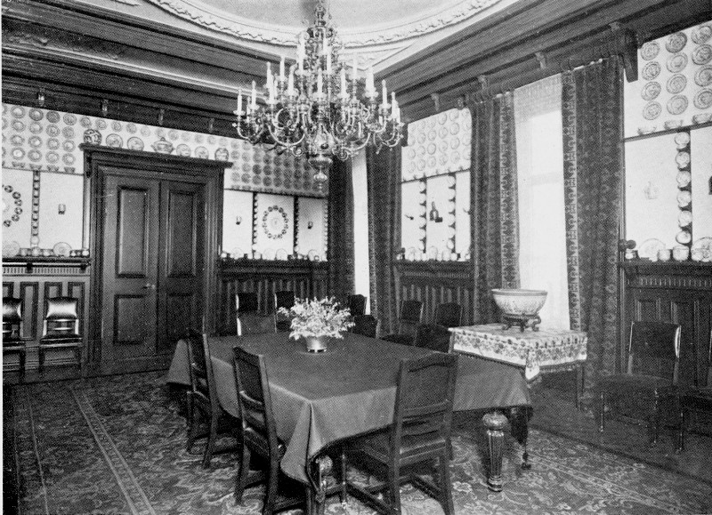 Dining room decorated with East Indian porcelain